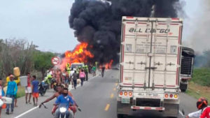 Suman 15 muertos por la explosión de un camión cisterna con gasolina en Colombia