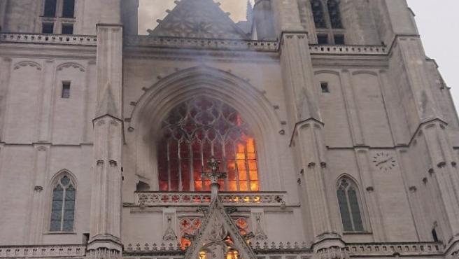 Monaguillo confiesa ser el autor del incendio de la catedral de Nantes, Francia