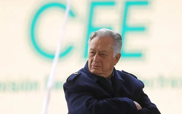 Manuel Bartlett y otros mandos de la CFE ganan más que López Obrador