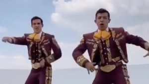 Así SÍ se baila “La Chona”; Mariachis “educan” a TikToker