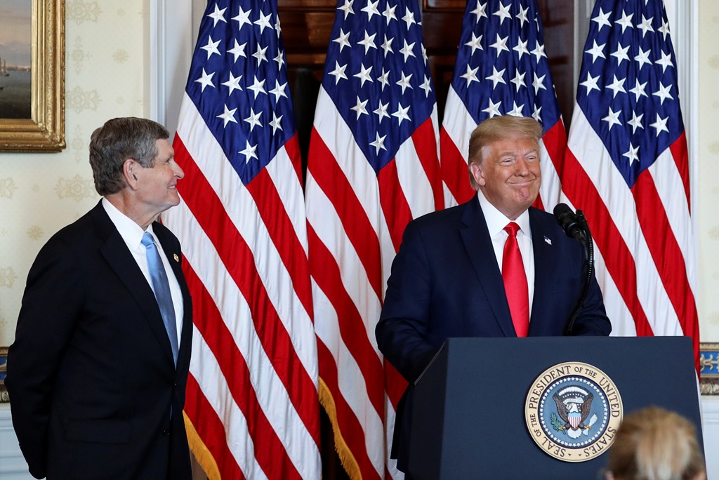 Entrega Trump la medalla de La Libertad al exatleta Jim Ryun