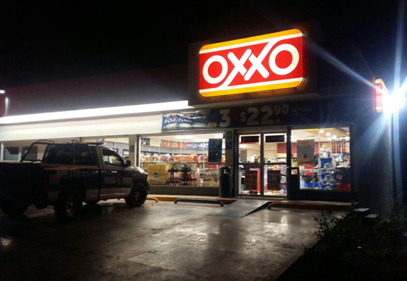 Asaltan tienda Oxxo con explosivos falsos en Romero Vargas