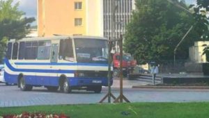 Con armas y explosivos, hombre secuestra autobús de pasajeros en Ucrania