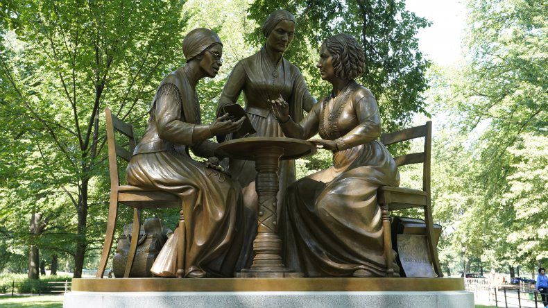 Inauguran la primera estatua de mujeres reales en Central Park, Nueva York