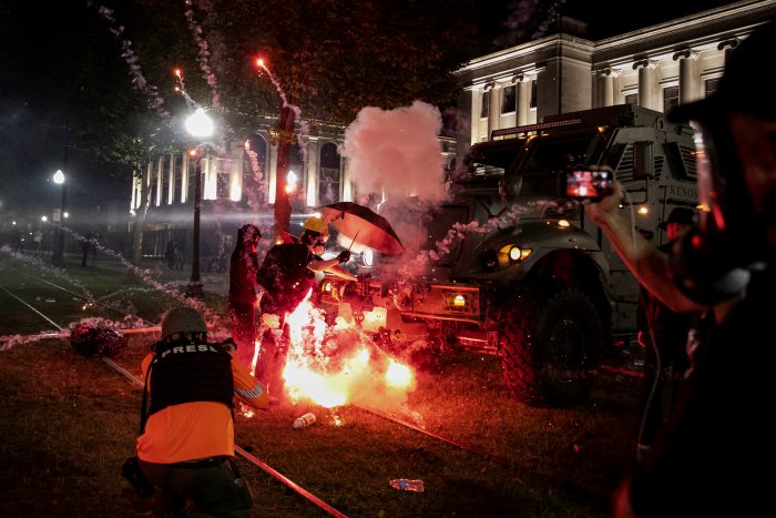 Dos muertos y un herido en un tiroteo durante protestas raciales en Kenosha