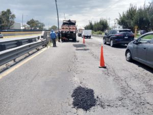 Realiza Infraestructura bacheo en Periférico y bajo puente de la autopista