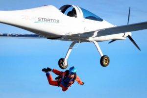Paracaidista realiza el primer salto mundial desde un avión solar