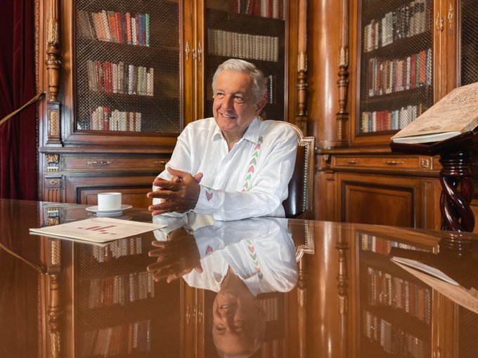 Rinde AMLO homenaje a víctimas de COVID-19 en el patio de Palacio Nacional