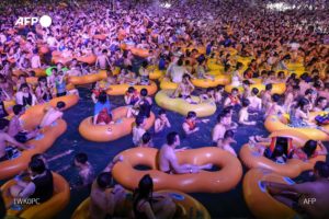 Miles festejan fiesta acuática en Wuhan