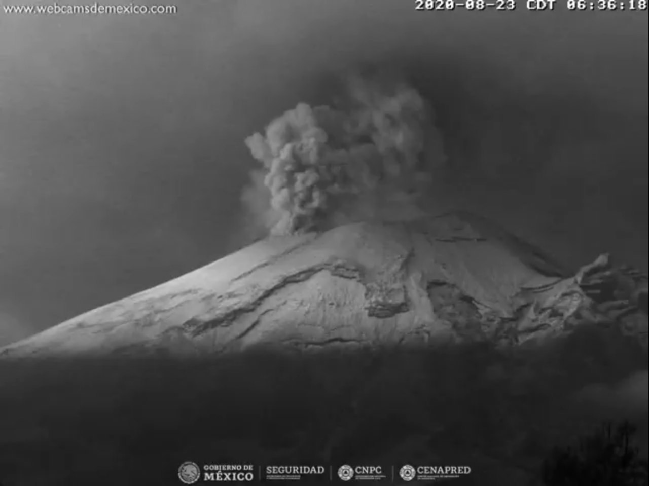 Presenta el volcán Popocatépetl expulsión moderada de ceniza