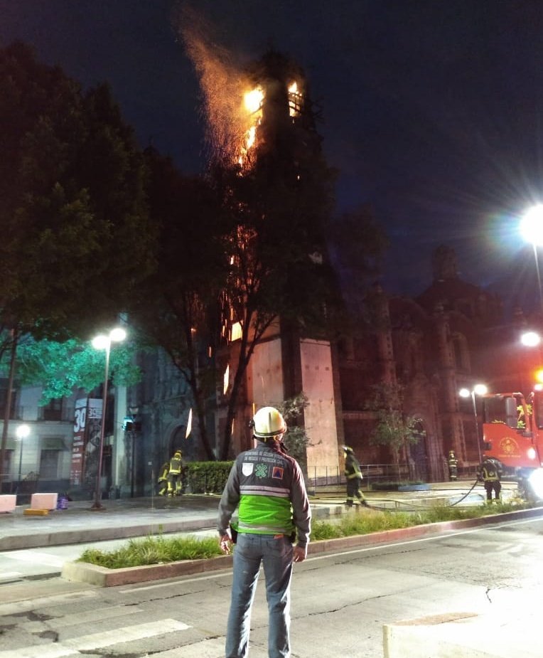 Se registró un incendio en la iglesia Santa Veracruz, frente a la Alameda Central