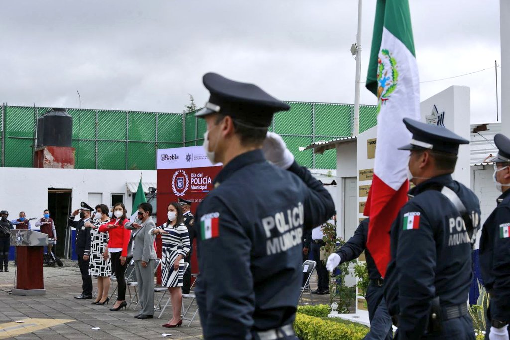 Ayuntamiento reconoce a policías que perdieron la vida por Covid-19