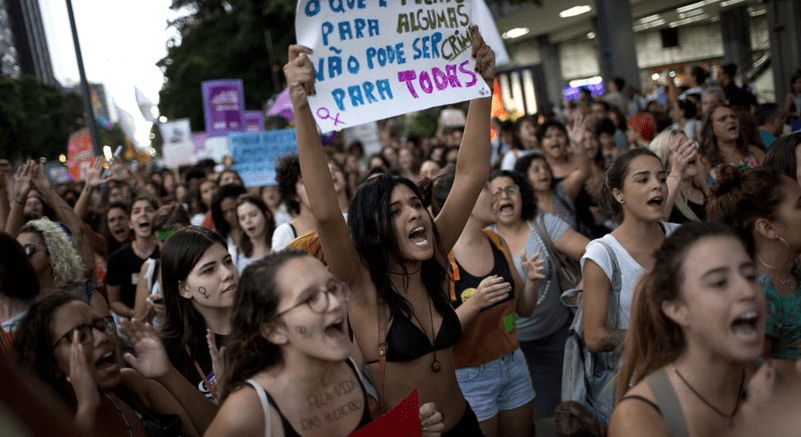 Entre protestas, practican aborto en niña de 10 años violada en Brasil
