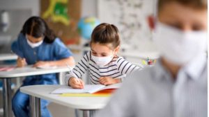 España impone la mascarilla en los colegios desde los seis años