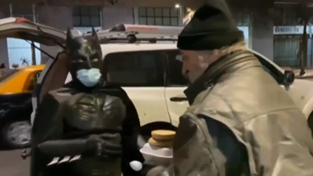 ‘Batman solidario’ entrega comida a personas en situación de calle en Santiago de Chile