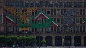 Gobierno defiende uso del Águila Juarista en alumbrado decorativo del Zócalo