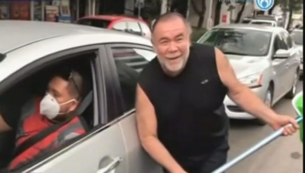 ¡No baila, pero chifla y bromea! Jesús Ochoa trabaja en cruceros de la CDMX