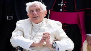 Papa Benedicto XVI en estado grave de salud, su voz es imperceptible