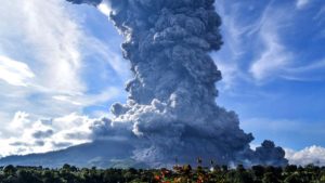 El volcán Sinabung entró en erupción y la columna de cenizas alcanzó 4,5 km de altura