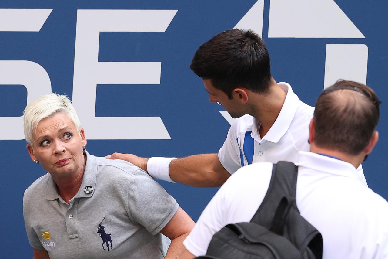 Novak Djokovic es descalificado del US Open por darle un pelotazo a una jueza de línea