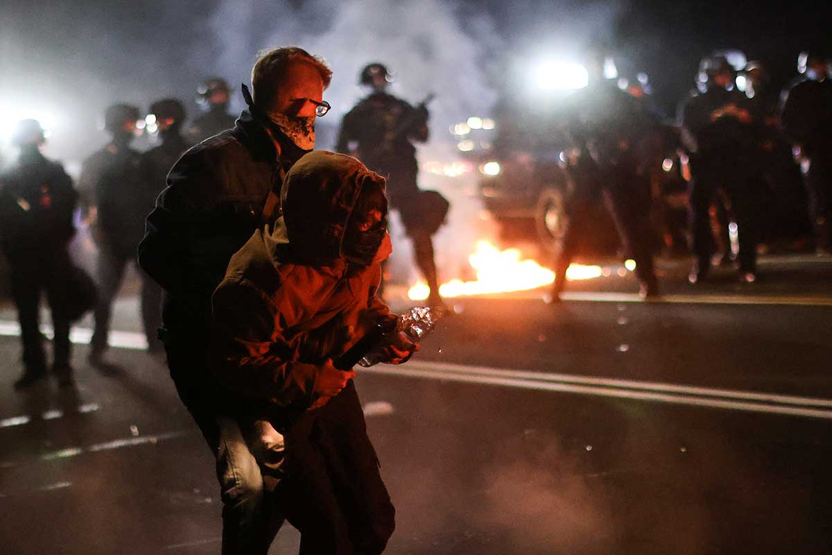 Arde Portland en jornada 100 de protestas raciales