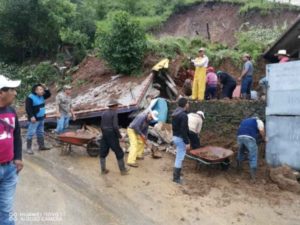 Cerro se deslava por fuertes lluvias sobre vivienda en Hidalgo