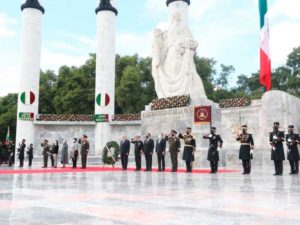 Encabeza López Obrador guardia de honor en Altar a la Patria