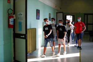 Reabren las escuelas en Italia tras seis meses de cierre