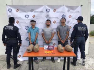 Capturan a vendedores de armas y droga en la carretera Atlixco-Izúcar de Matamoros