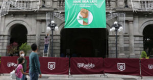 Barbosa Huerta evade responder sobre despenalización del aborto; pero menciona “que cada quién se haga responsable de lo que hace”, por lona en Palacio Municipal