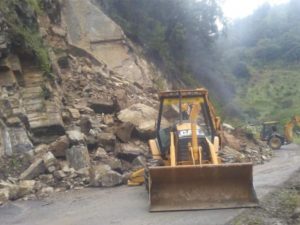 Tras deslave, Infraestructura trabaja en liberación de la carretera a Tenango