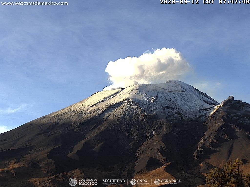 El volcán Popocatépetl inicia el día con expulsión de vapor de agua y gases