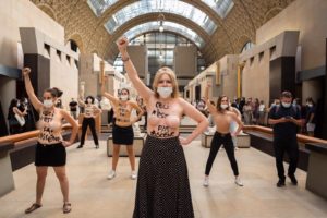 Protestan en el Museo de Orsay tras vetar la entrada a una mujer con escote