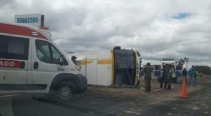 Vuelca autobús de pasajeros en la carretera México-Pachuca