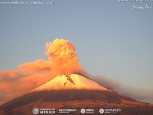 El volcán Popocatépetl presentó leve emisión de vapor y ceniza