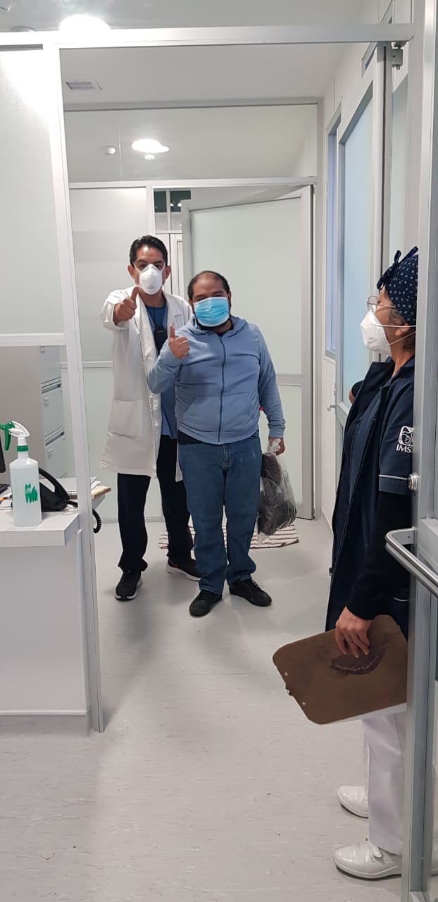 Egresa primer paciente recuperado de COVID-19 del anexo del IMSS “La Margarita”