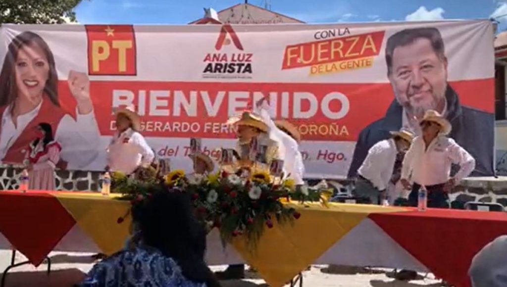 ¡Otra vez! Reciben con huevazos a Fernández Noroña durante mitin en Hidalgo
