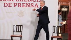 AMLO dice que sus trajes los confecciona un sastre de Ecatepec