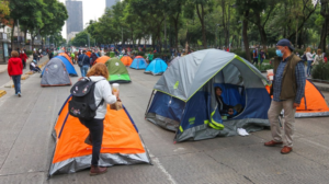 Ya hay avances en manifestaciones de FRENAAA; pasaron de autos a casas de campaña: AMLO