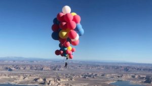David Blaine vuela sobre el desierto en Arizona, atado a globos
