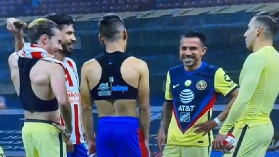 Oribe Peralta es criticado luego de reírse con sus excompañeros del América