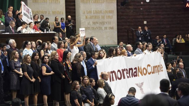 Congreso: 2 años perdidos, acusa oposición; 2 años sin moches, replica Morena