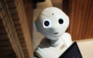 Robot con inteligencia artificial atiende a clientes en restaurante de Seúl