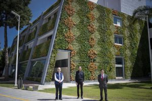 Inaugura rector Alfonso Esparza muro verde en la Facultad de Ciencias Biológicas