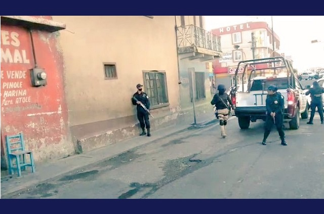 Durante asalto a Oxxo, delincuentes toman como rehenes a empleados; hay dos detenidos