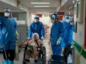 Mujer de 103 años se recupera de covid en hospital del IMSS