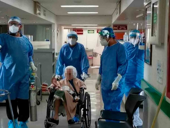 Mujer de 103 años se recupera de covid en hospital del IMSS