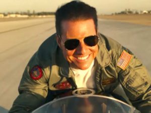 Tom Cruise recibe certificado de aviación naval honorífico por su papel en ‘Top Gun’