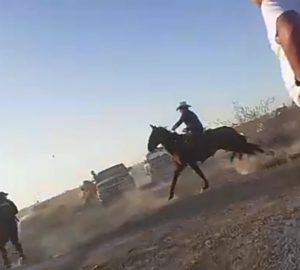 Atacan a ‘polis’ con piedras y palos en carrera clandestina de caballos