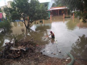 Con personal y maquinaria, Gobierno del Estado apoya a damnificados en Tabasco